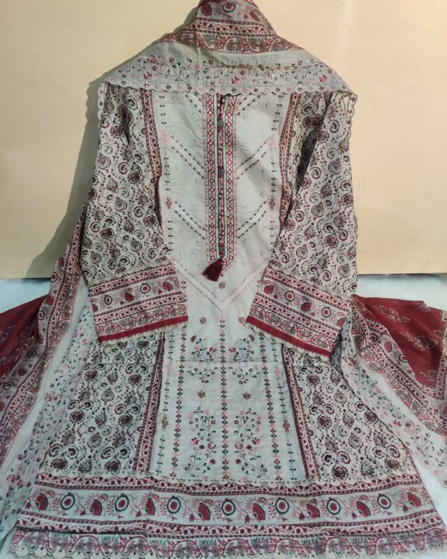Riwayat Pret 3-Piece Premium Embroidered Lawn Suit